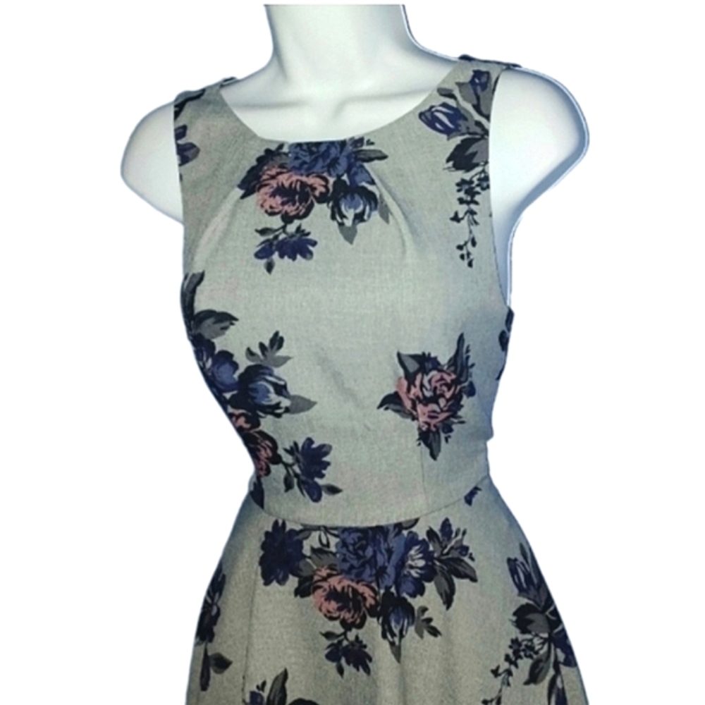 Elle | Gray Floral Fit Flare Dress - Picture 2 of 5